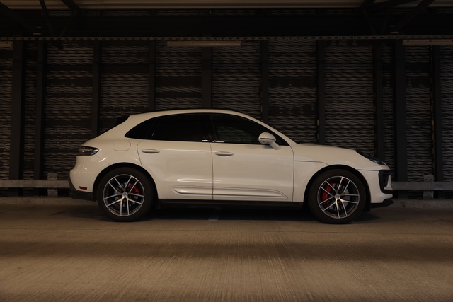 2023-2026 porsche macan s carrera white metallic side profile