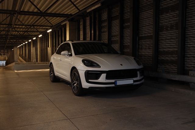 2023-2026 porsche macan s carrera white metallic front right
