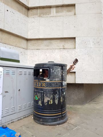 Guitar player in a litter can
